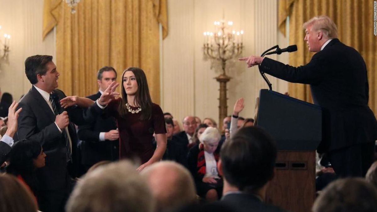 El periodista de la CNN, Jim Acosta, la trabajadora de la Casa Blanca encargada de quitarle el micrófono y Donald Trump, presidente de Estados Unidos.