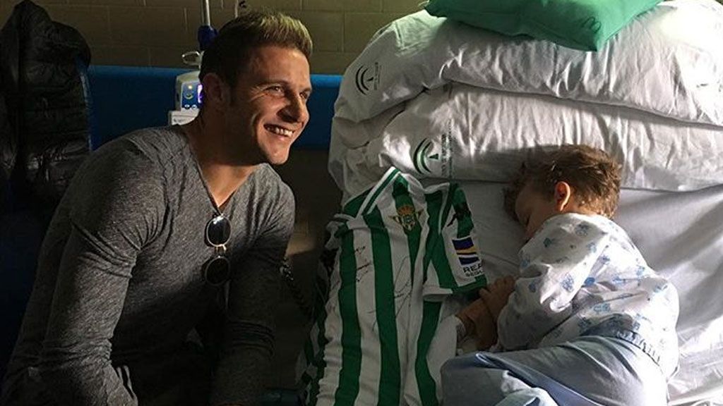 Joaquín le regala a un niño de 12 años con leucemia la camiseta con la que marcó el gol de la victoria ante el Sevilla