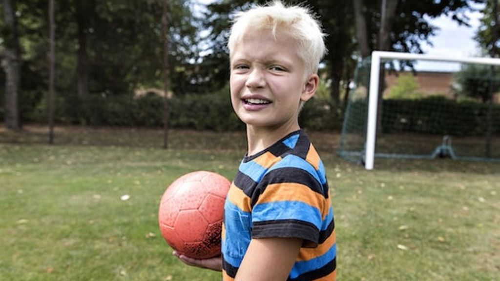 Julle, un niño sueco de nueve años, excluido de su equipo de fútbol por ser transgénero