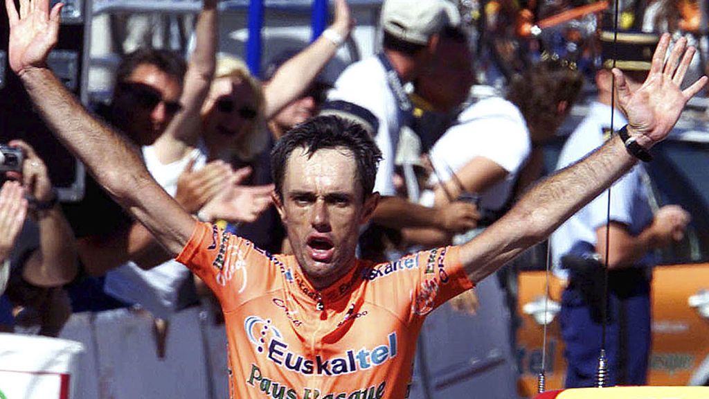 Multado con 200 euros por saludar “soltando las manos del manillar”: La esperpéntica sanción al exciclista profesional Roberto Laiseka