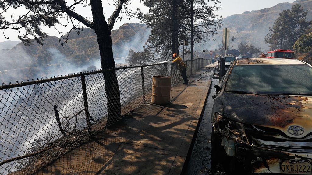 El fuego arrasa con más de 3.200 hectáreas en el norte de Los Ángeles