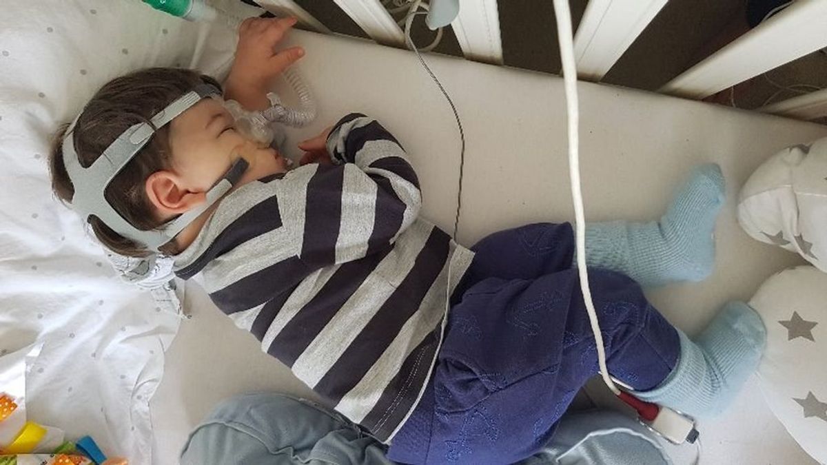 El caso de Charlie Wagstaff, un niño de 1 año que podría morir por quedarse dormido