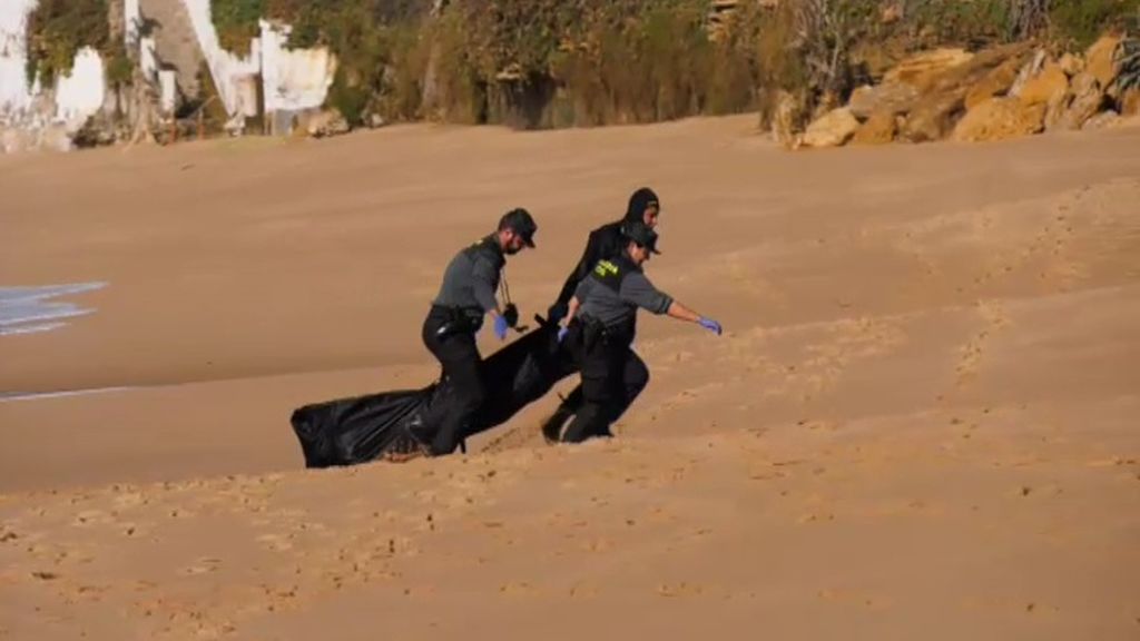 El mar sigue dejando cadáveres sobre los arenales de Cádiz