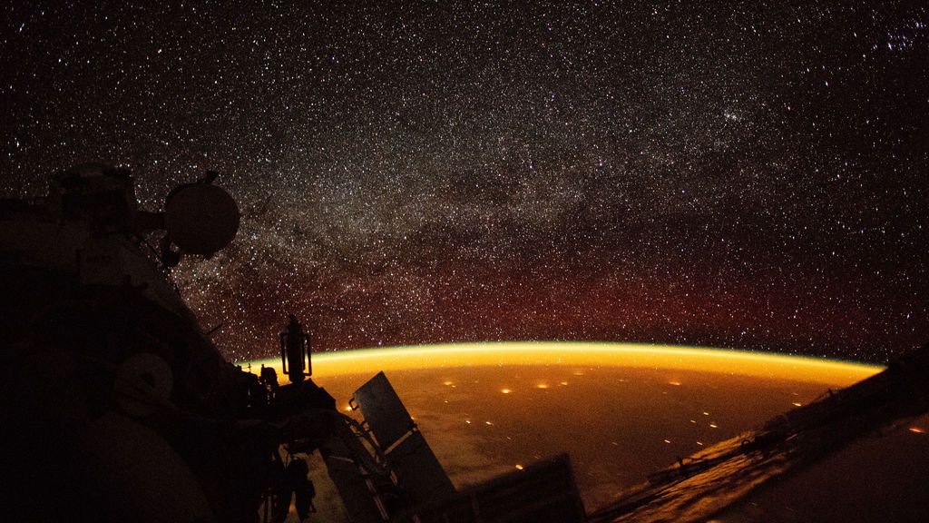Un astronauta fotografía la Tierra rodeada de una misteriosa luz naranjada