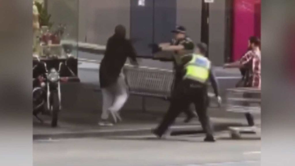 La policía abate a tiros a un hombre que apuñaló a tres personas en plena calle en Melbourne