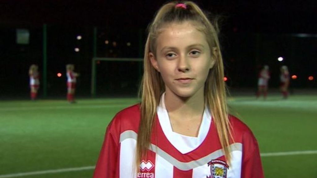Una niña de 13 años, discriminada por jugar al fútbol: “Mis profesores me dicen que no juegue a fútbol porque es un deporte de chicos” Una niña de 13 años, discriminada por jugar al fútbol: “Mis profesores me dicen que no juegue a fútbol porque es un deporte de chicos”