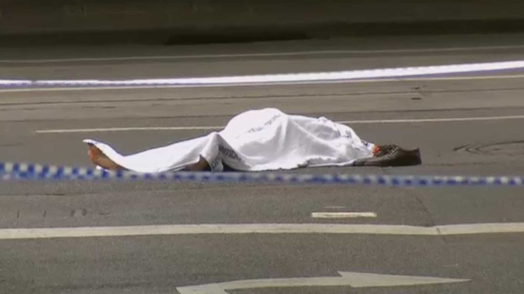 Abaten a tiros a un presunto terrorista que apuñaló a varias personas en Melbourne