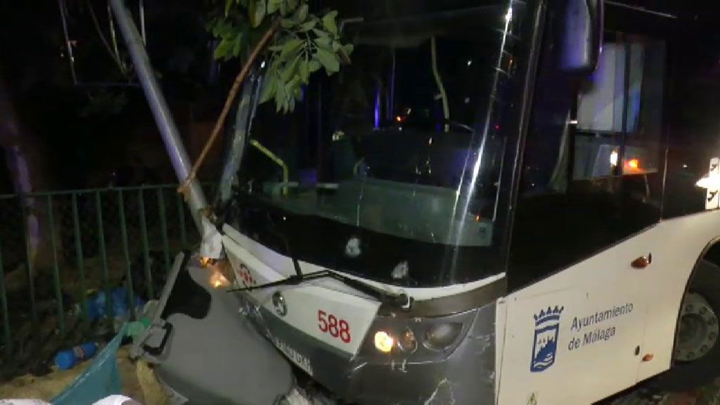 Una conductora de autobús arrolla a dos peatones en Málaga