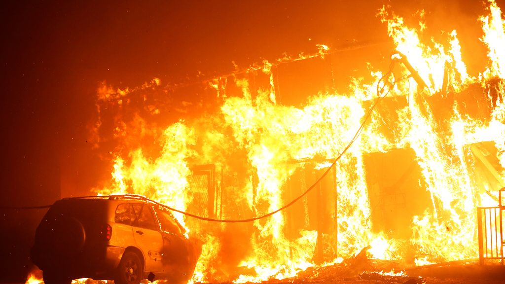 En fotos, miles de evacuados en el devastador incendio en el norte de California