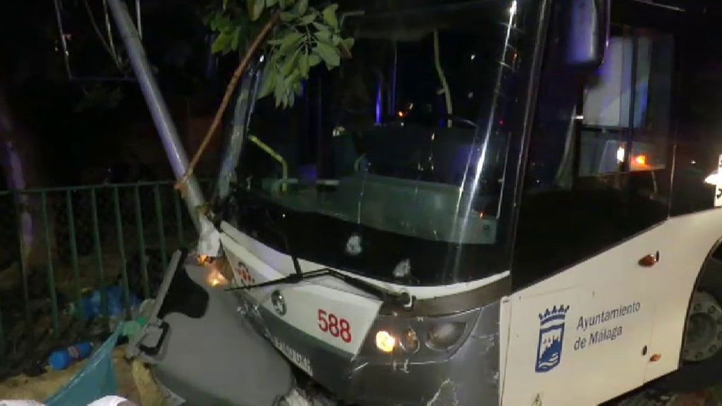 Pierde el control del autobús y atropella a dos peatones en Málaga