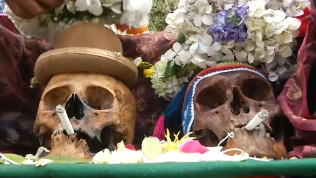 Calaveras de difuntos decoradas: fiesta de las 'ñatitas' en Bolivia