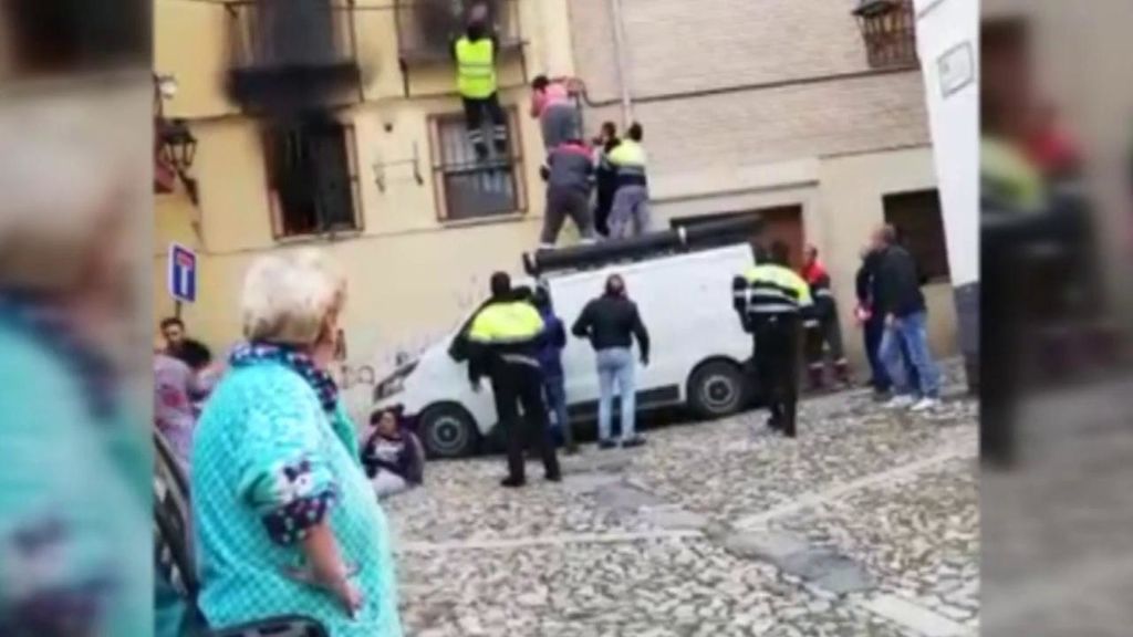 Varios miembros de una familia de Jaén se precipitan desde un balcón para escapar de las llamas
