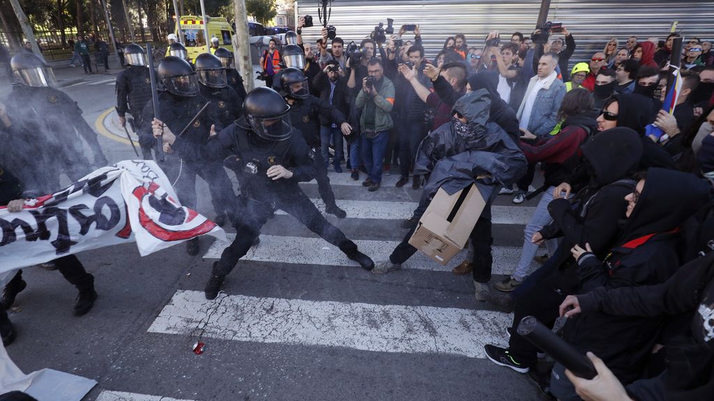 Cargas policiales contra los CDR en una manifestación de Jusapol en Barcelona