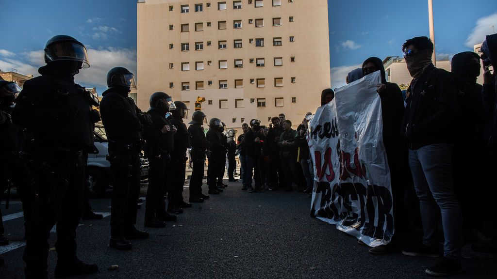 EuropaPress_1770070_Cordón_policial_en_torno_a_los_miembros_de_los_Comités_de_Defensa_de_la_República_(CDR)_que_se_han_manifestado_en_Barcelona_contra_la_de_concentración_de_la_asociación_policial_Jusapol