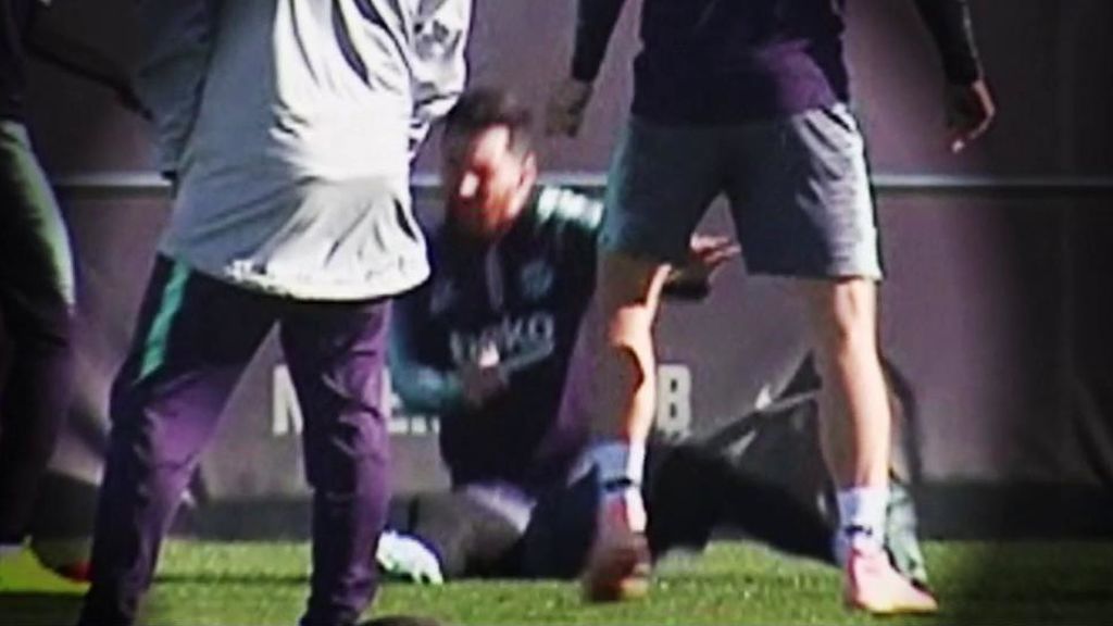 Leo Messi protege el brazo en el entrenamiento y salva una caída sin apoyarlo