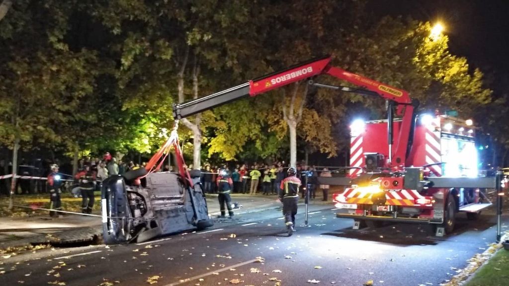 Un coche se hunde tras abrirse un socavón en una calle de Zamora