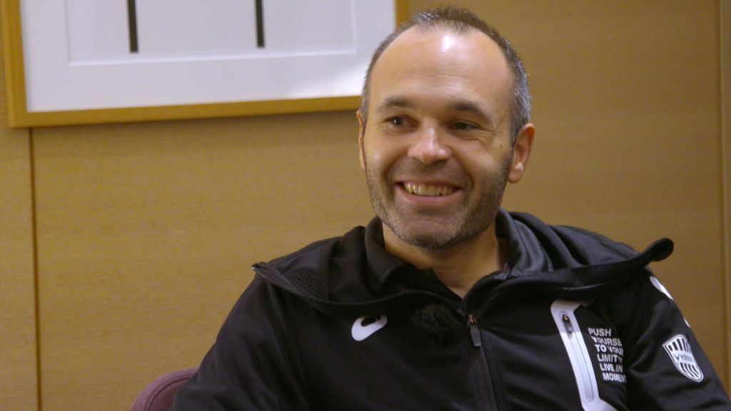 Iniesta muestra a Calleja su nueva vida en Japón y concede una entrevista completamente desnudo