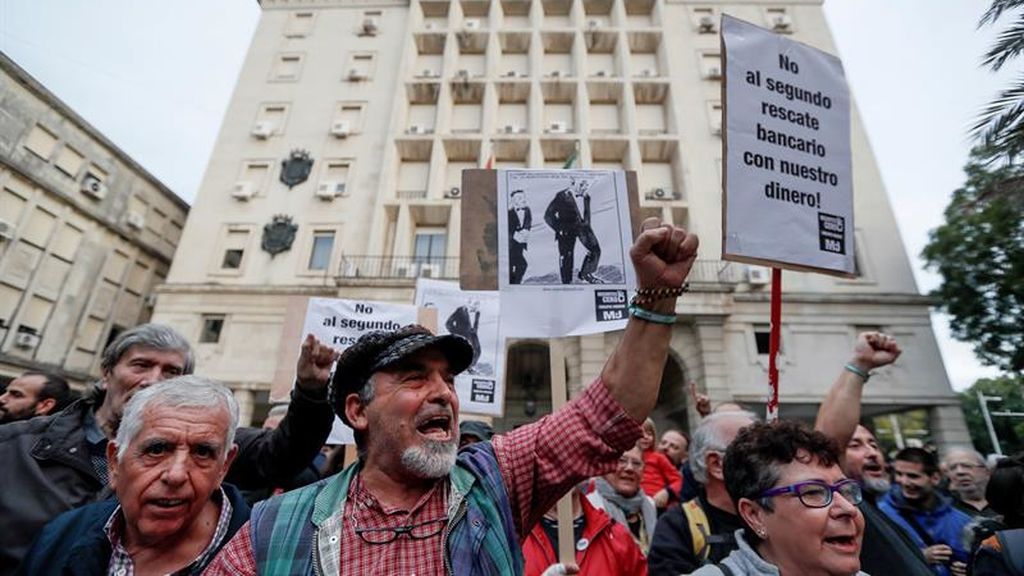Los ciudadanos salen a la calle para protestar contra el Tribunal Supremo en distintas ciudades españolas