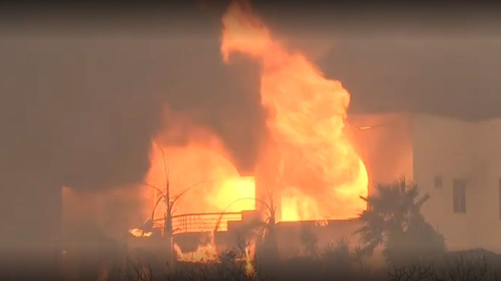 Catastrófico incendio en Malibú:  las llamas arrasan algunas mansiones de famosos