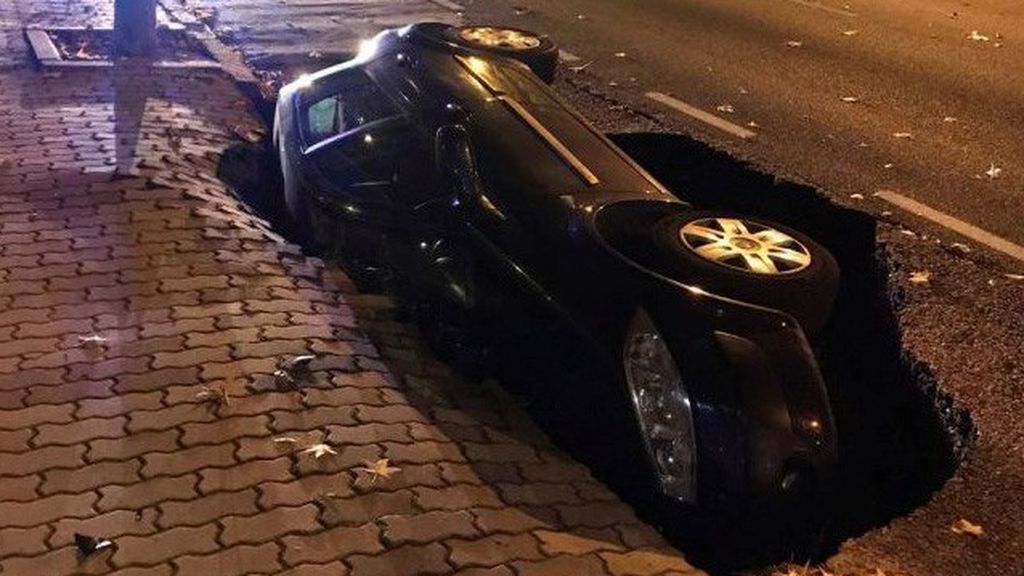 Un coche se hunde tras abrirse un socavón en una calle de Zamora