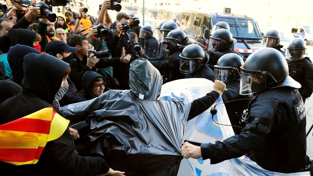 Cargas policiales contra los CDR en una manifestación de Jusapol en Barcelona