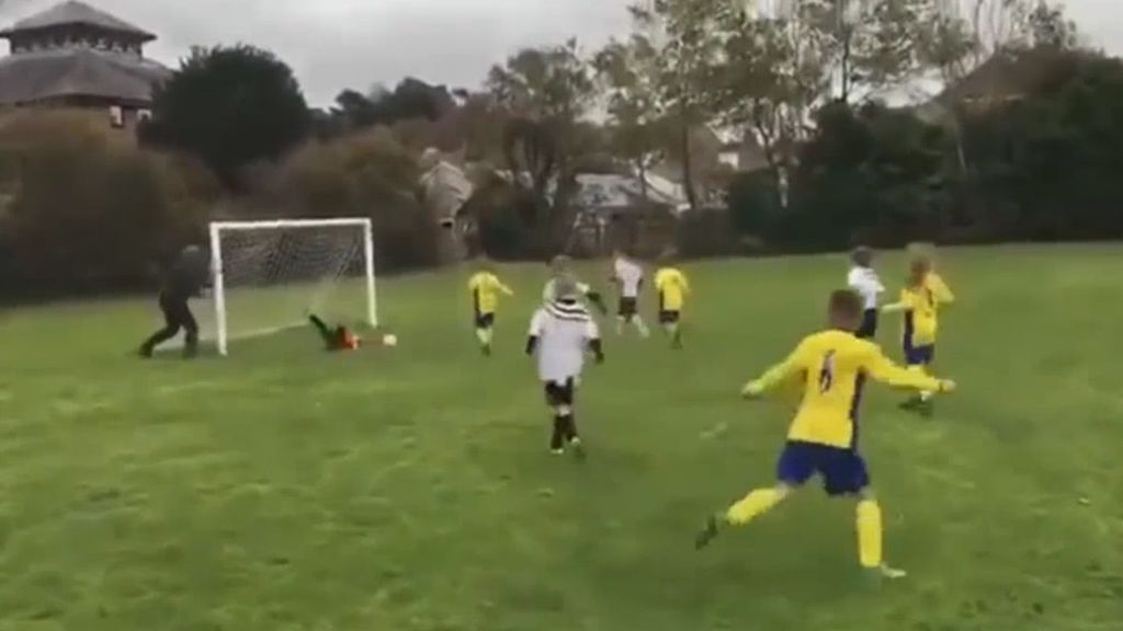 Un padre empuja a su hijo de 6 años para evitar que le marquen un gol
