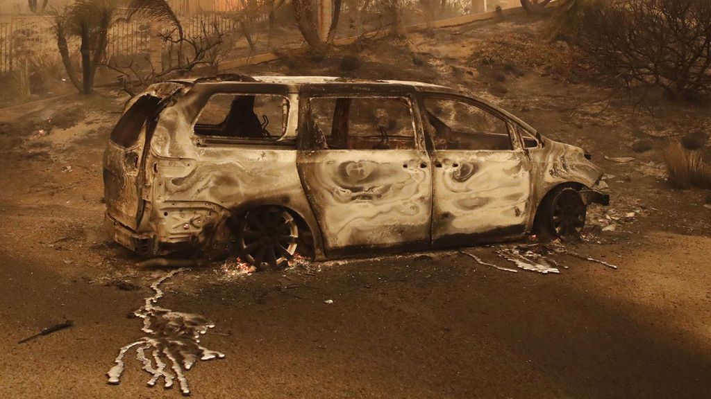 25 personas han muerto por los peores incendios de la historia de California