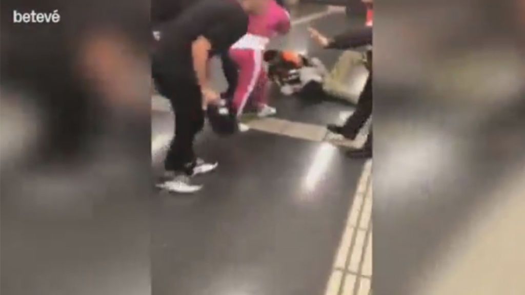 Puñetazos, patadas y tirones de pelo: un grupo de jóvenes agrede a un vigilante del Metro de Barcelona