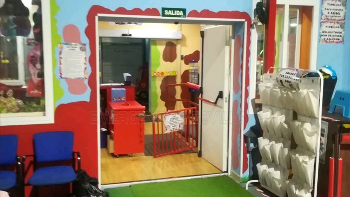 Precintan un parque infantil en Sevilla con más de 80 niños por "graves incumplimientos" de seguridad