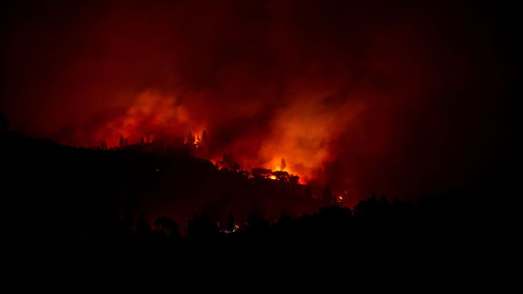 Más de 20 muertos y 250.000 desalojados por el voraz incendio de California