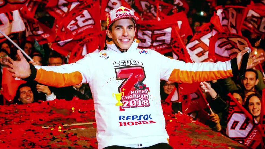 Marc Márquez y su fiestón en Cervera: de la rúa multitudinaria, al momentazo con su abuelo en el escenario