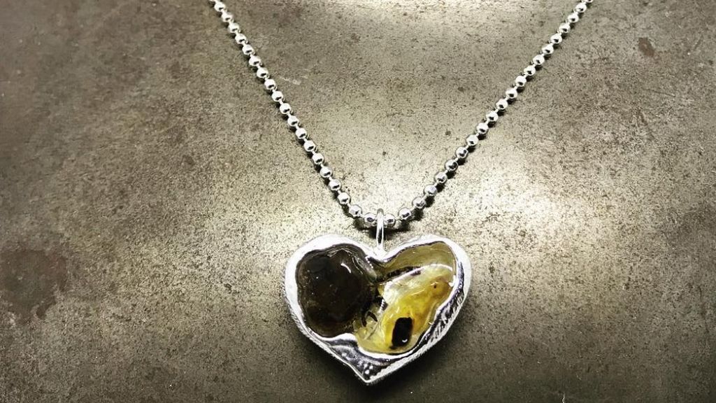 Las peculiares joyas para madres hechas con los cordones umbilicales de sus hijos