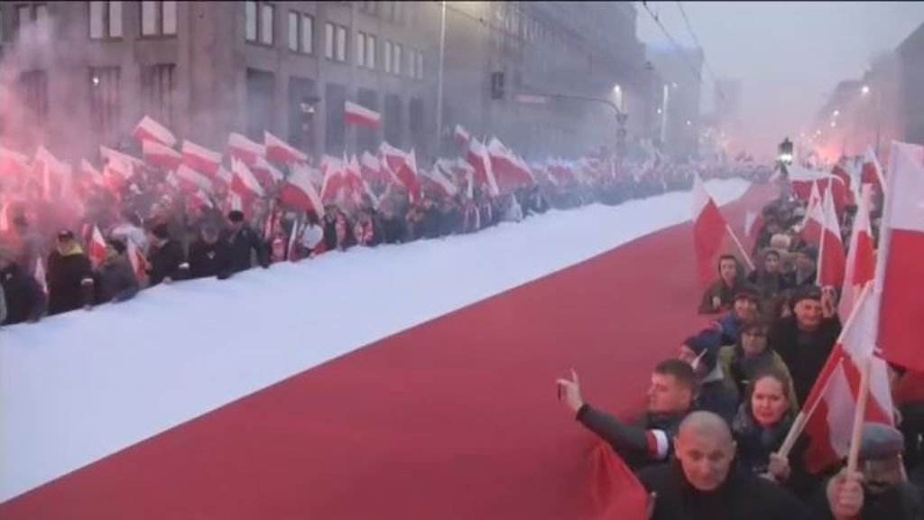Multitudinaria manifestación por el centenario de la independencia de Polonia