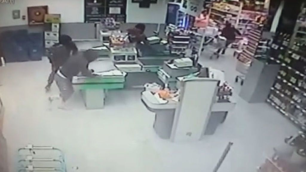 Las cámaras de seguridad captan el robo en un supermercado de Tenerife
