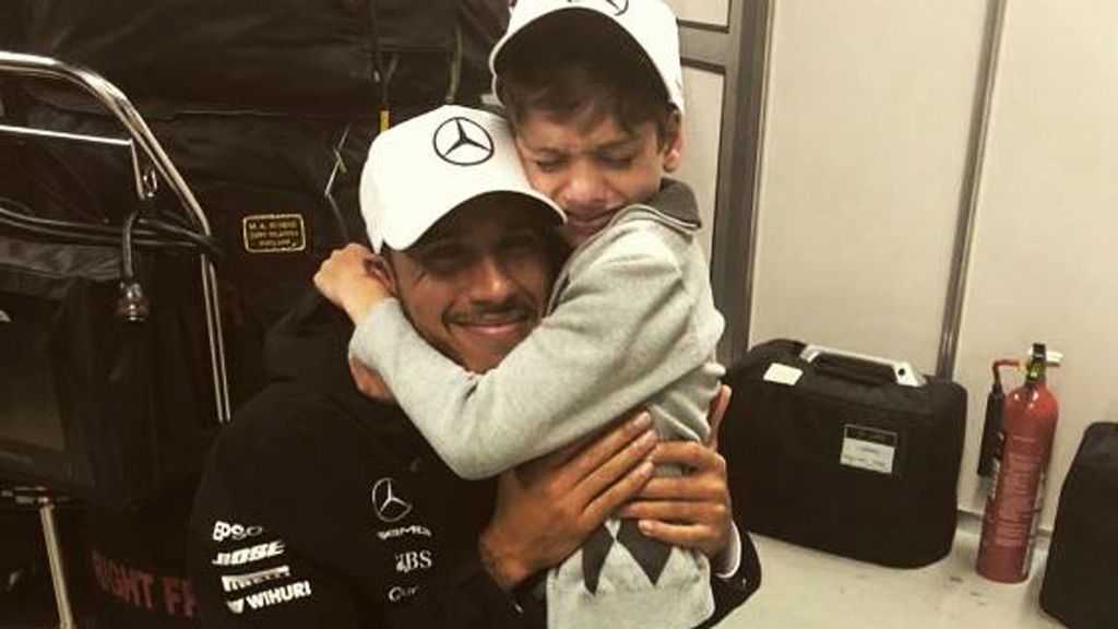 El tierno gesto de Lewis Hamilton con un niño con parálisis cerebral: “Creo que nadie me ha abrazado tan fuerte” El tierno gesto de Lewis Hamilton con un niño con parálisis cerebral: “Creo que nadie me ha abrazado tan fuerte”