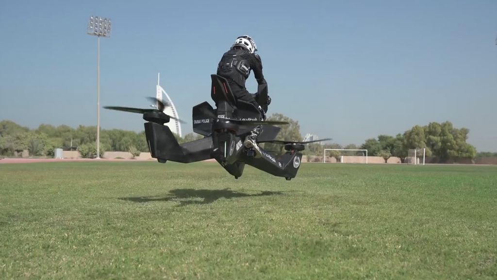 La Policía de Dubái aprende a pilotar motos voladoras que utilizarán en 2020