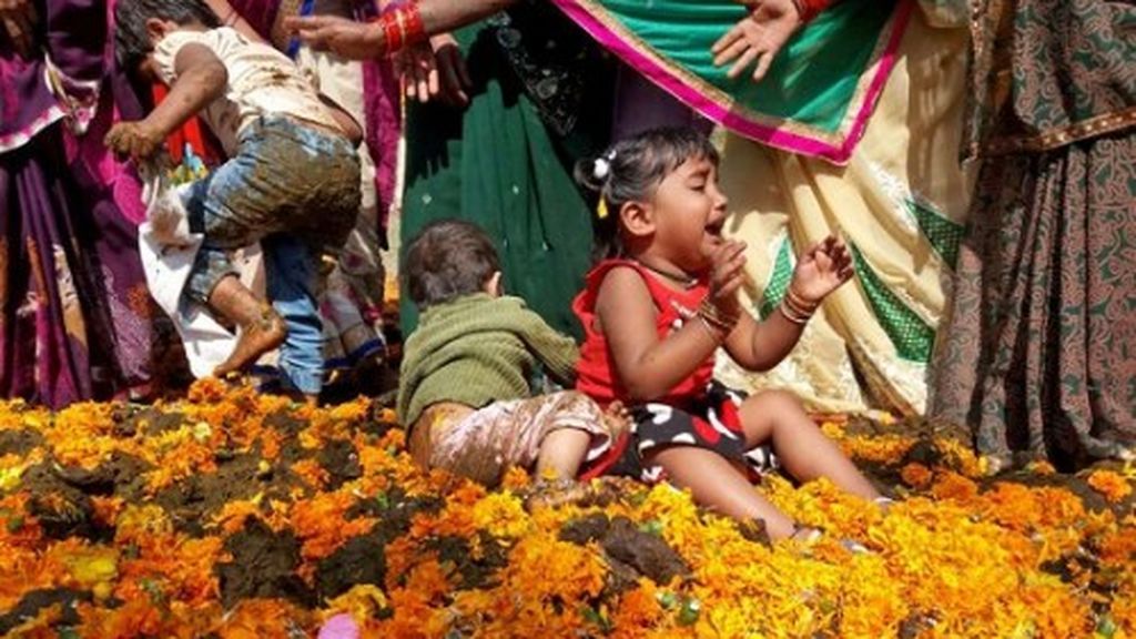 Rebozar a los niños en excrementos de vaca para atraer la buena suerte, un raro ritual en la India Rebozar a los niños en excrementos de vaca para atraer la buena suerte, un raro ritual en la India