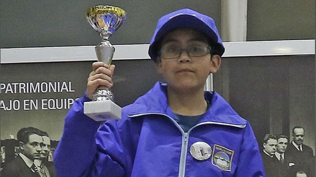 Un niño de 12 años gana un torneo de ajedrez dirigido a jóvenes de 18