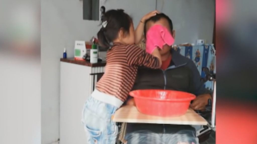 Los usuarios se rinden ante el vídeo de la niña que cuida de su padre parapléjico