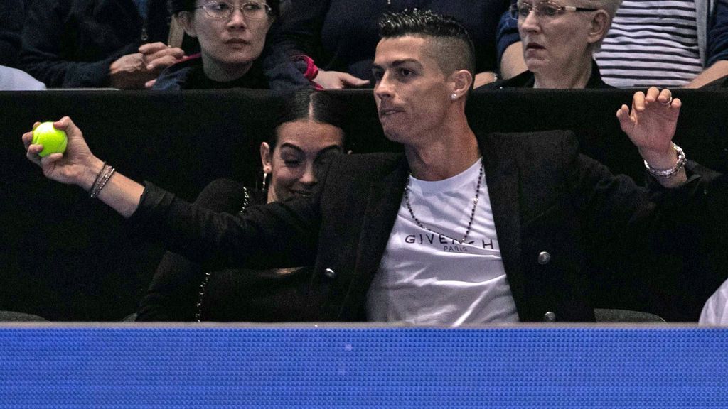El ‘paradón’ de Cristiano para evitar un pelotazo a Georgina en el partido de tenis entre Djokovic e Isner El ‘paradón’ de Cristiano para evitar un pelotazo a Georgina en el partido de tenis entre Djokovic e Isner