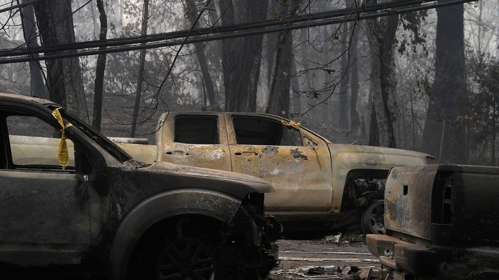 El fuego se traga California:  Una cuarentena de muertos atrapados en sus coches y casas