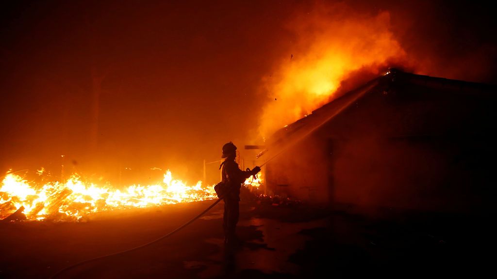 Impotencia y resignación en California ante un fuego que sigue avanzando empujado por el viento