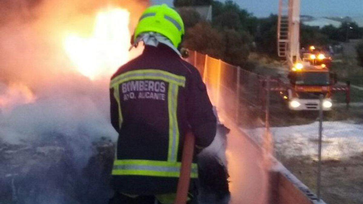 Cuatro trabajadores heridos, dos graves, en la explosión de una fábrica en Crevillent, Alicante