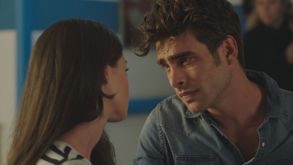 Eguía (Jon Kortajarena) habla con Paula (Elena Rivera) en el décimo episodio de 'La verdad'.