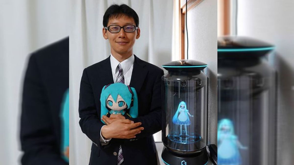 Un japonés se casa con el holograma Hatsune Miku