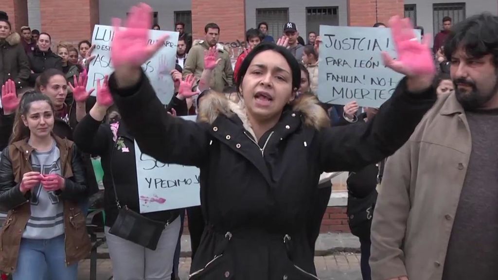 Gritos de dolor e intervención de los antidisturbios en Las Moreras tras el asesinato de Luis