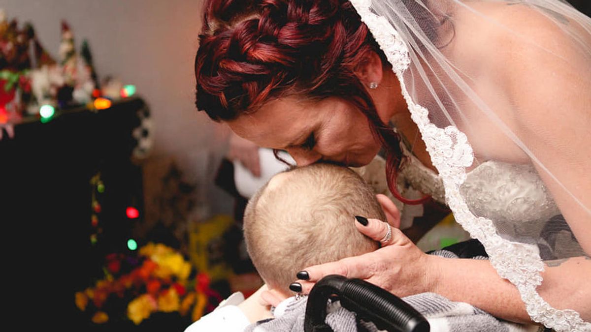 Un niño de 12 años con una enfermedad mortal cumple su sueño de llevar a su madre al altar