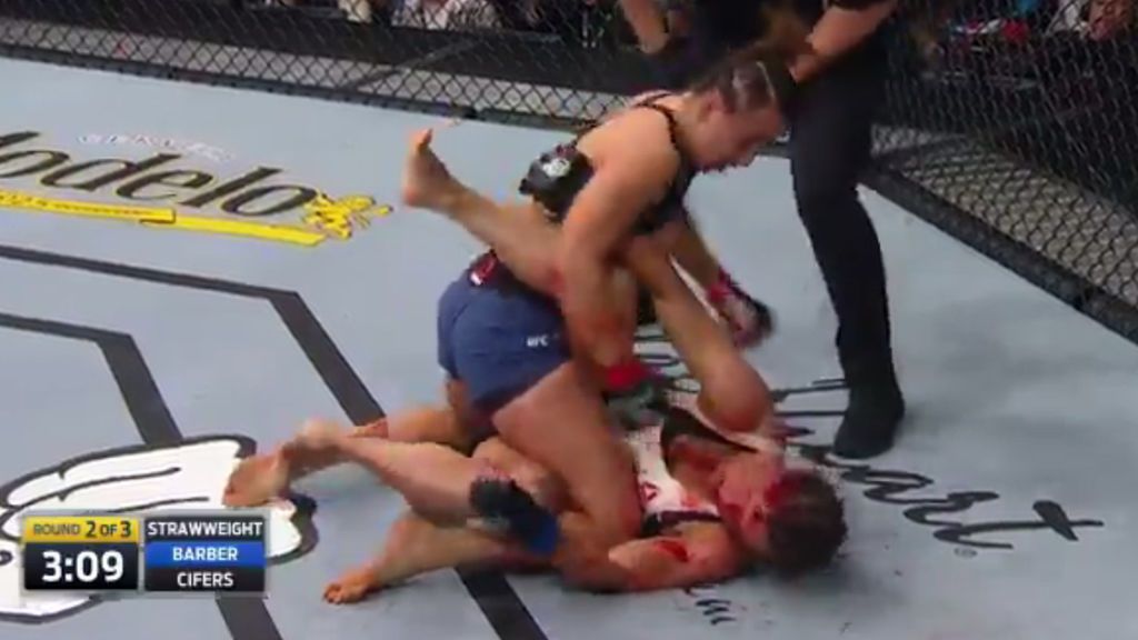 Polémica arbitral en la UFC: el juez tarda en parar un ataque brutal y sangriento