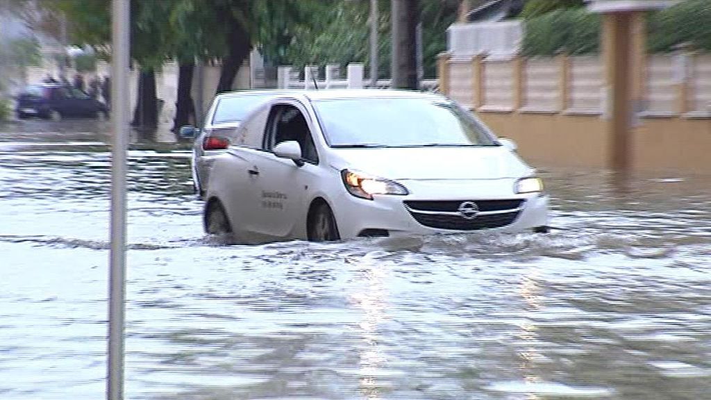 Las lluvias torrenciales obligan a suspender las clases en doce municipios de Valencia