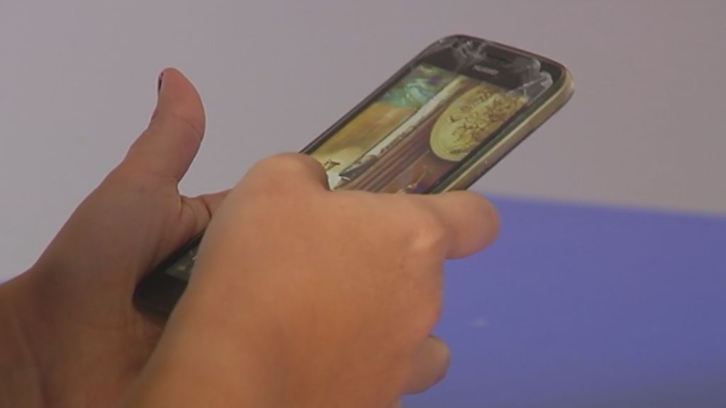 Condenan a una mujer por rastrear el móvil de su pareja infiel y reenviar fotos de su amante